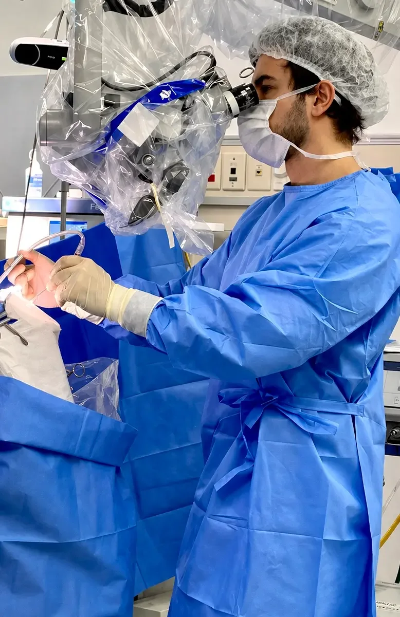 Dr. Charles operando com microscópio