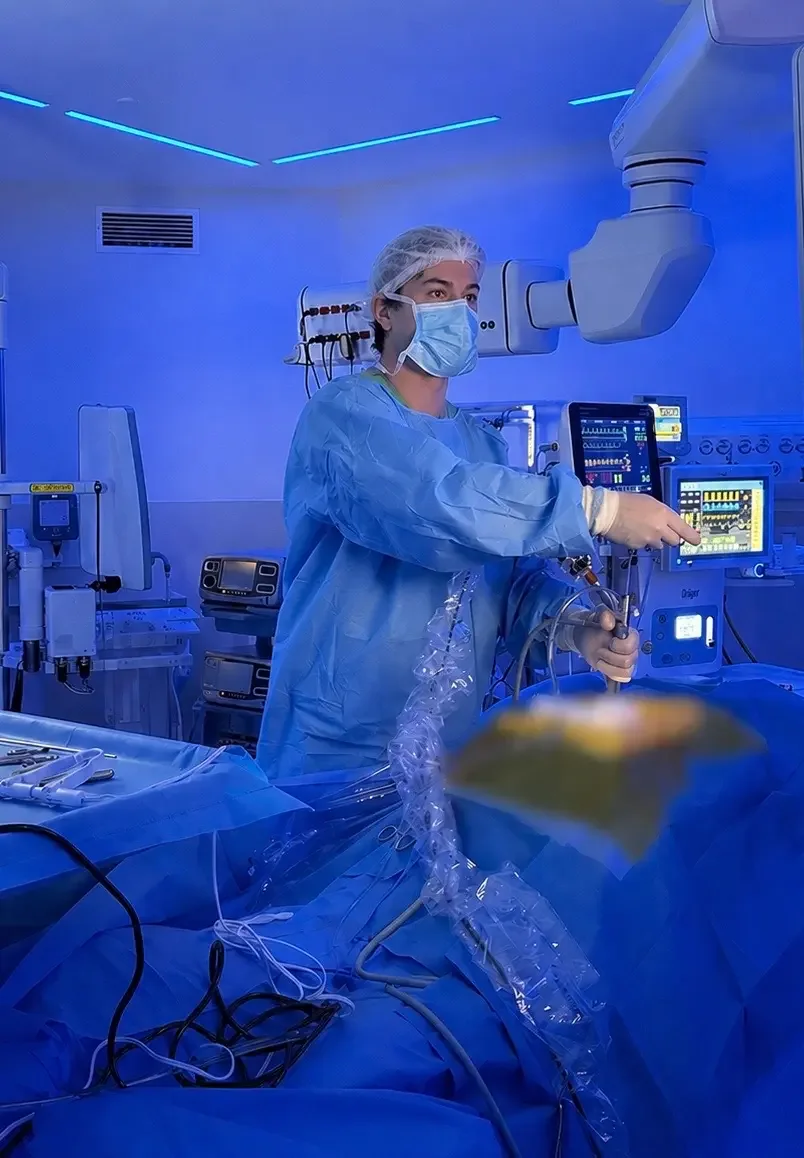Dr. Charles em procedimento cirúrgico
