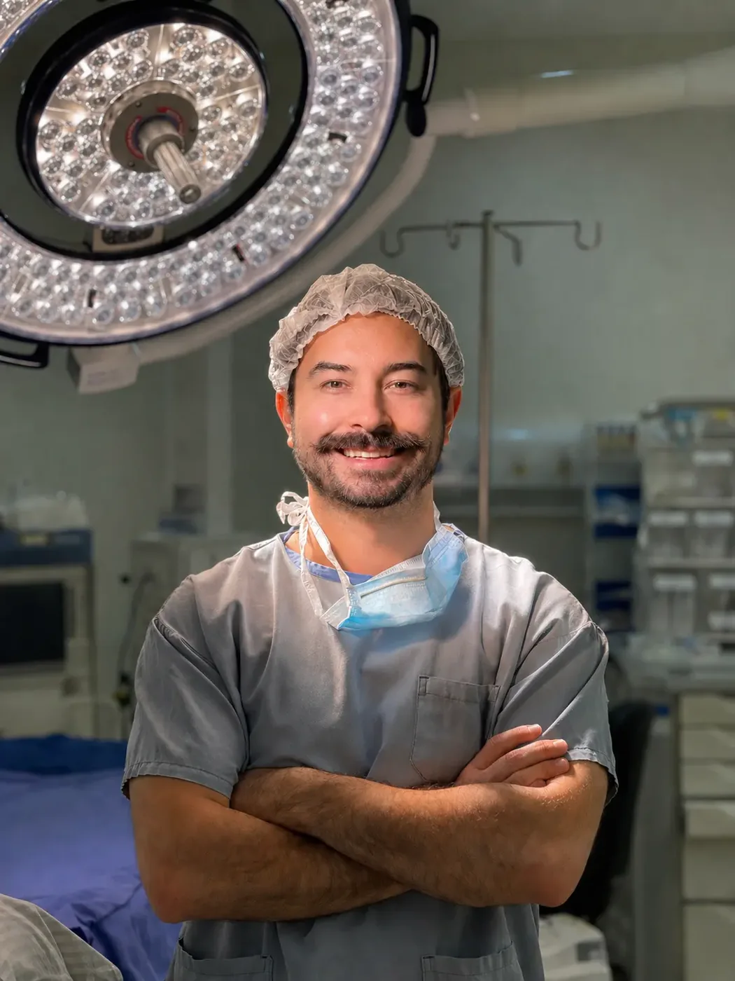Dr. Charles Grander em sala de cirurgia
